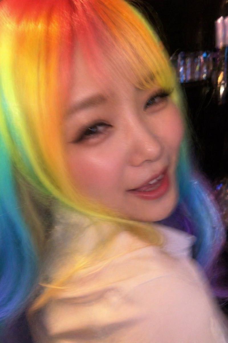 尴尬模糊的夜店彩虹发色抓拍