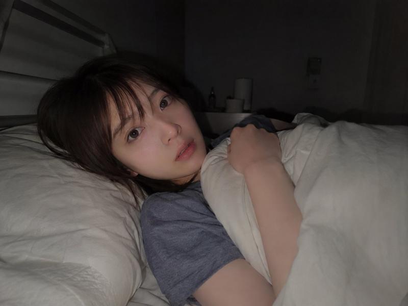 昏暗卧室睡前人像