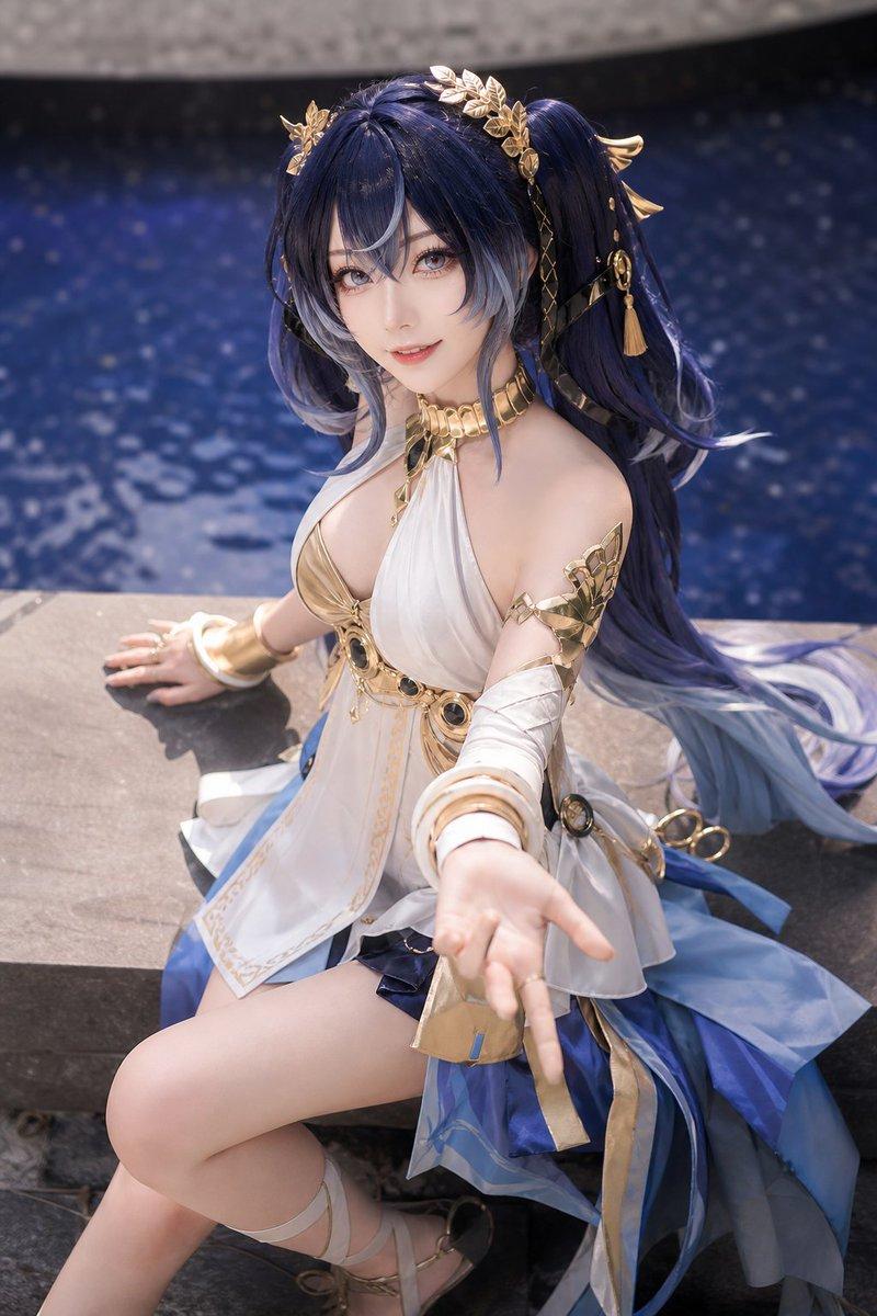 写实风格蓝色水之女神 Cosplay