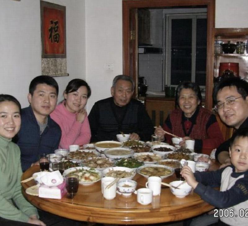 2000 年代家庭聚餐匿名照片