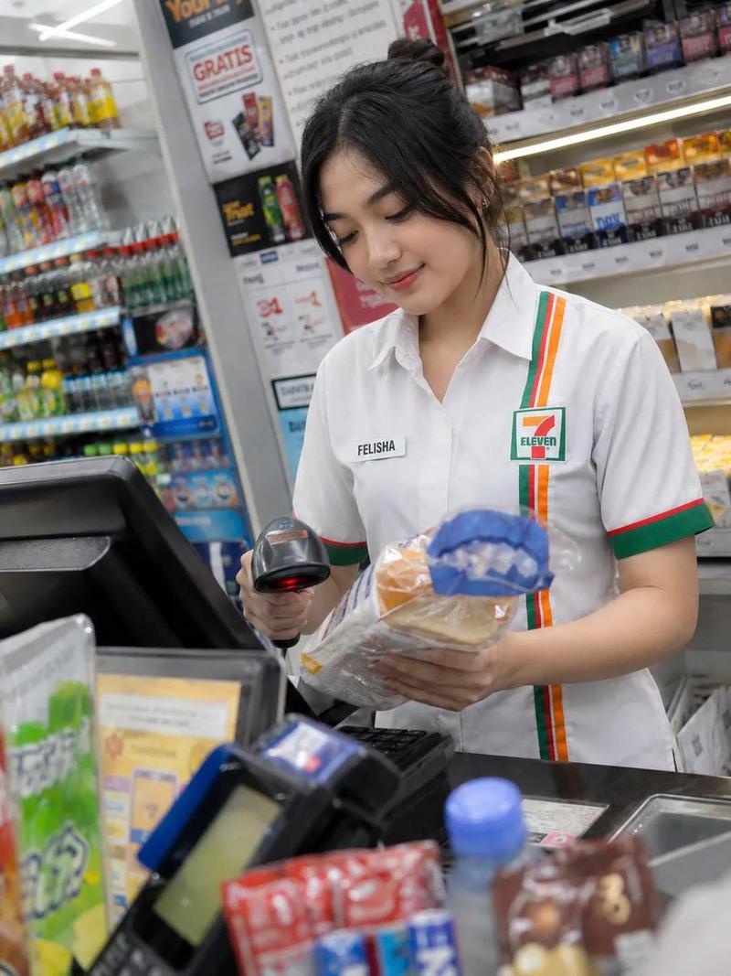 便利店收银员抓拍