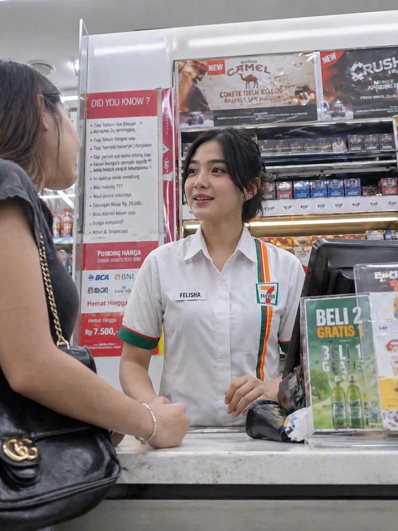 便利店收银员抓拍