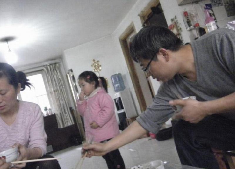 已打码的家庭快照