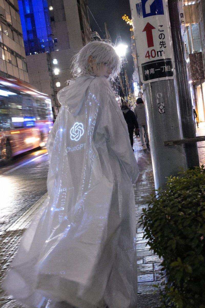 神秘的 ChatGPT 雨衣人像