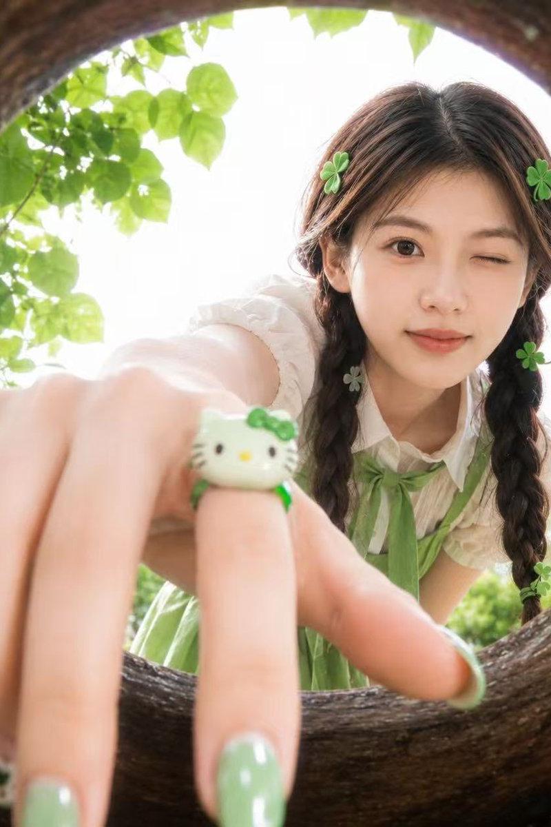 柔和春日樱花视角人像