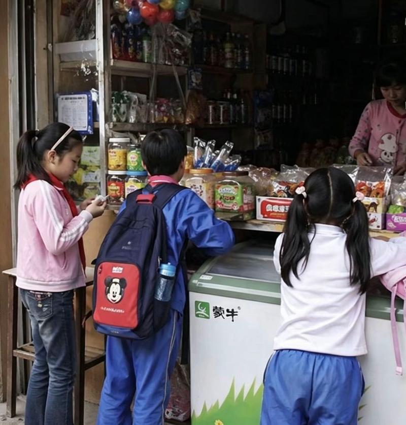 中国小学生在街角小店