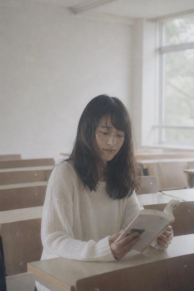 教室里阅读的无面学生