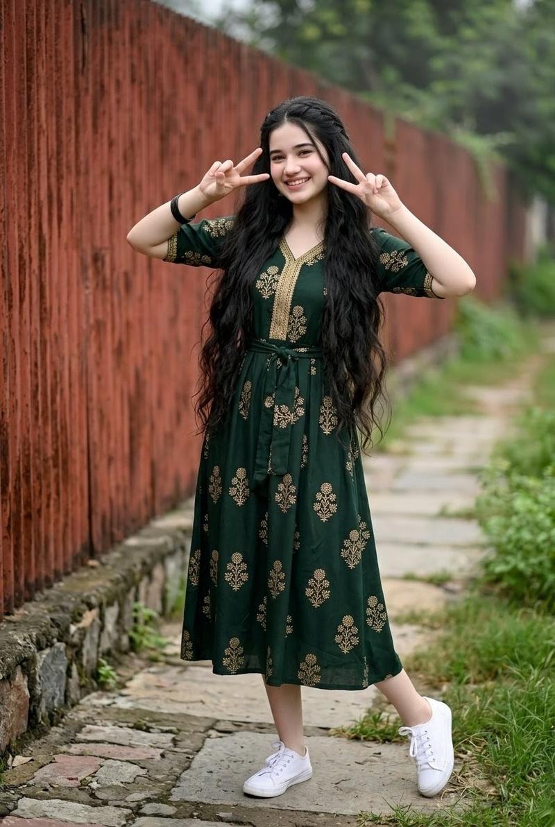 身穿绿色中长连衣裙的年轻印度女性
