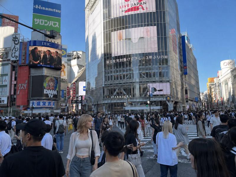 将参考人物置入涩谷场景