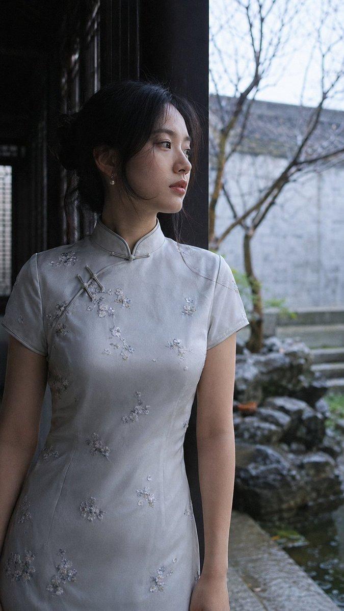 身着丝绸旗袍的东亚女性走廊肖像