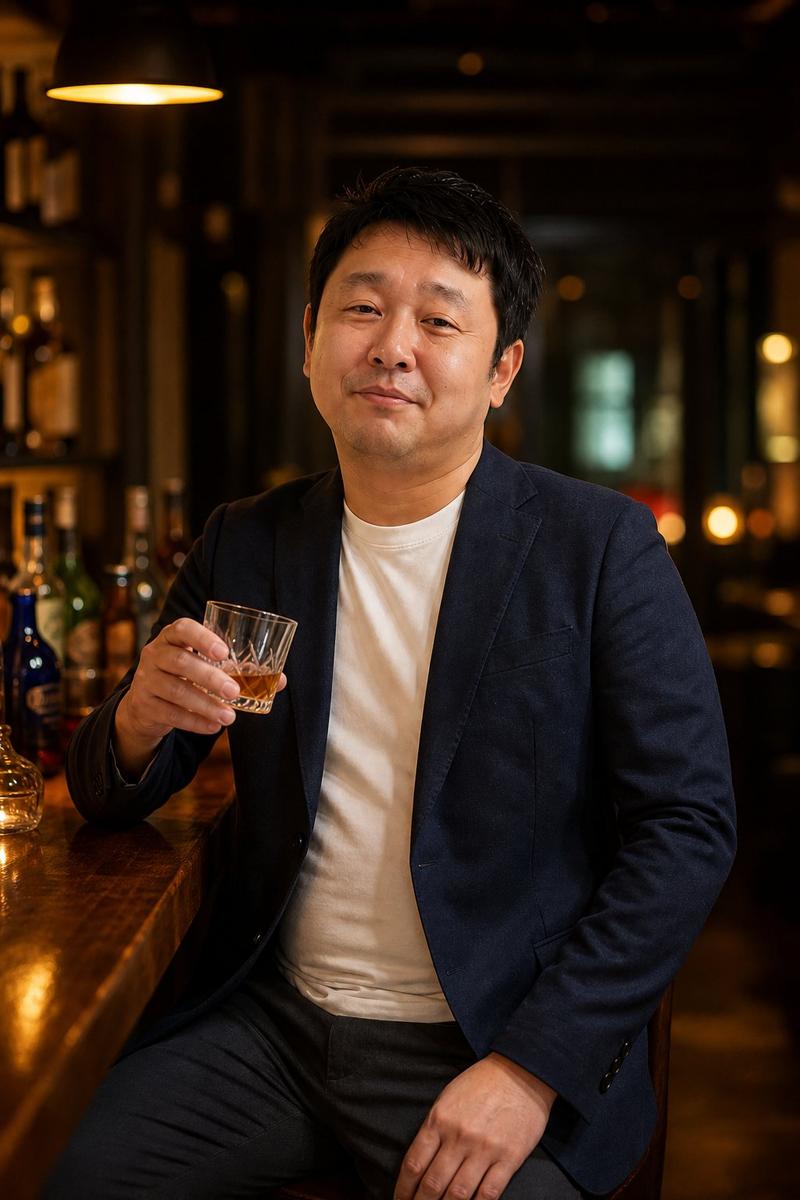 威士忌酒吧里的中年男子
