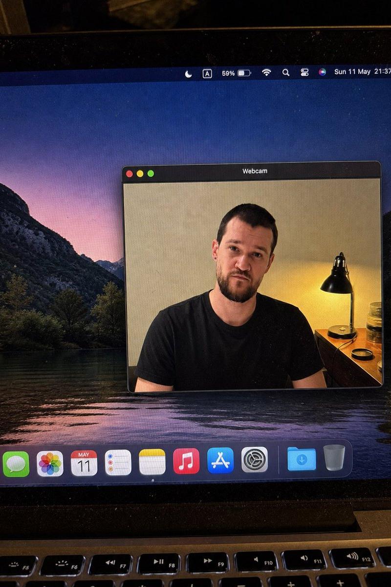 MacBook 摄像头窗口照片