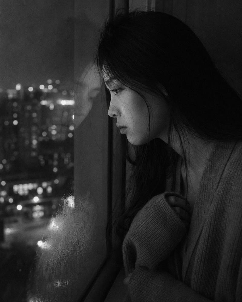 忧郁夜晚公寓窗边肖像