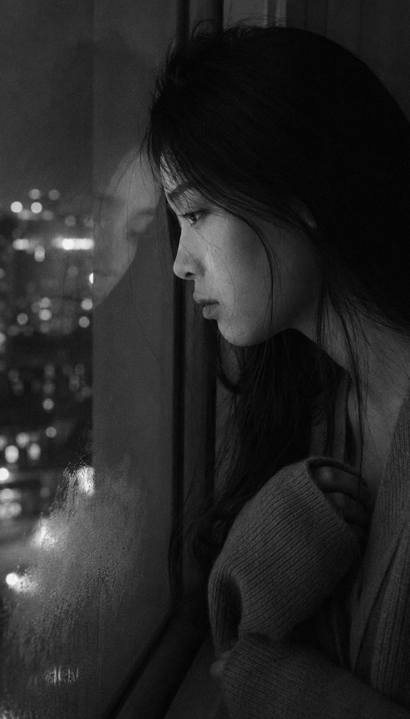 忧郁夜晚公寓窗边肖像