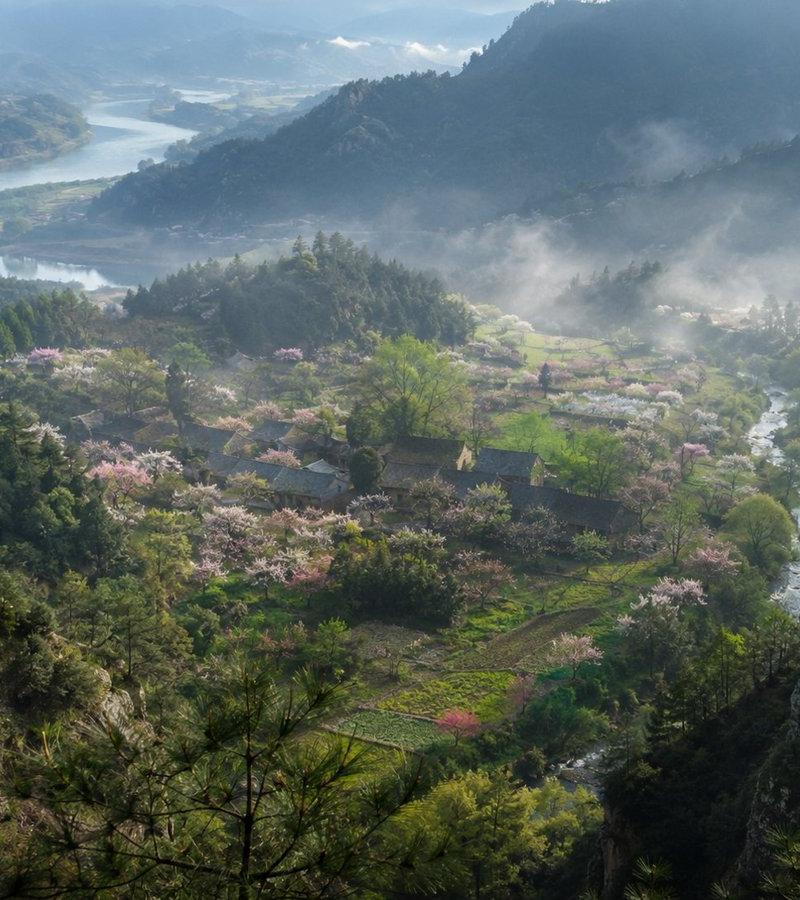 云雾缭绕的中国山村