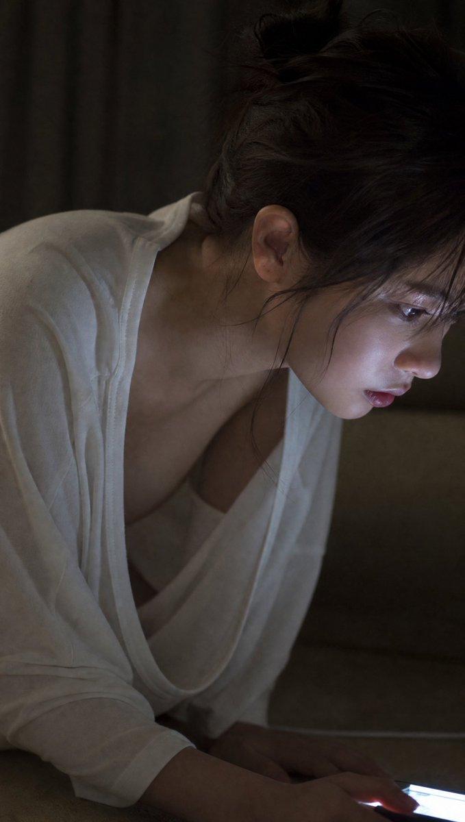 情绪低落的女性看着手机