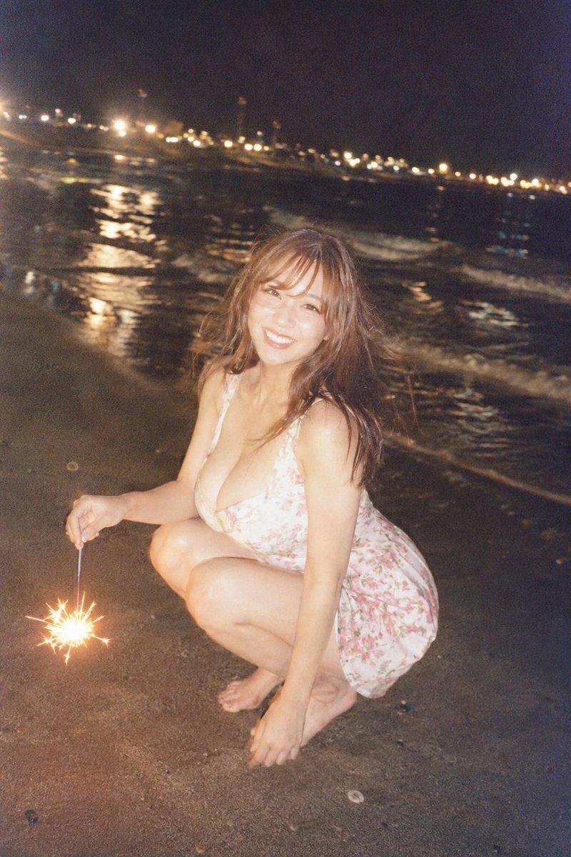 夜间海滩仙女棒快照