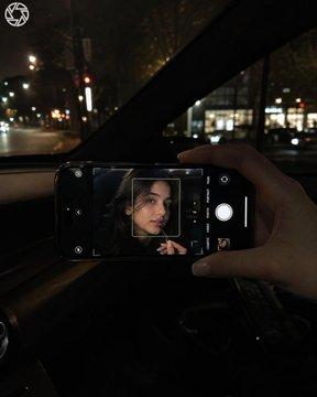 夜间车内 iPhone 屏幕自拍