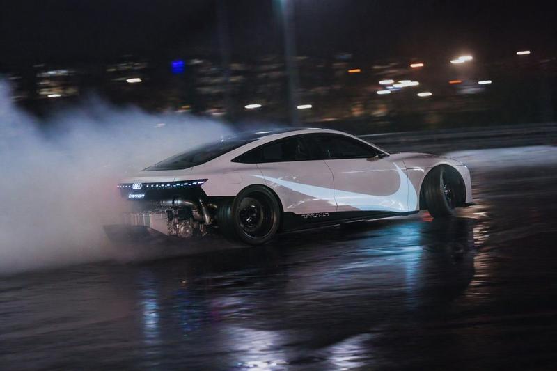 夜间漂移未来感运动轿车