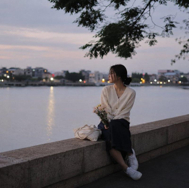 宁静的夏日河畔傍晚