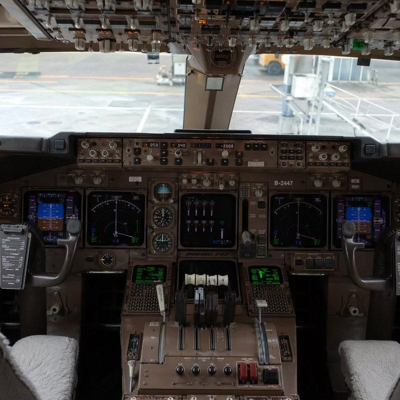 超写实波音 747 驾驶舱