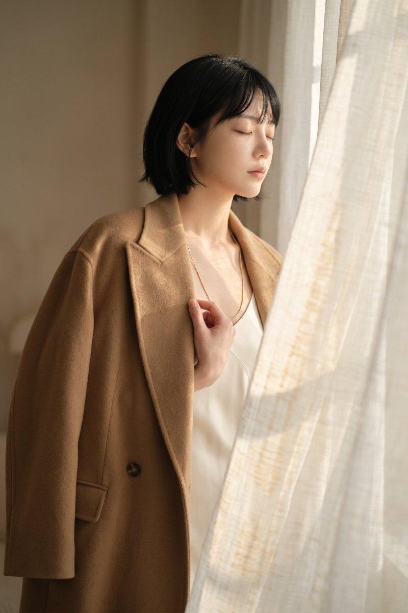 静奢风驼色大衣人像