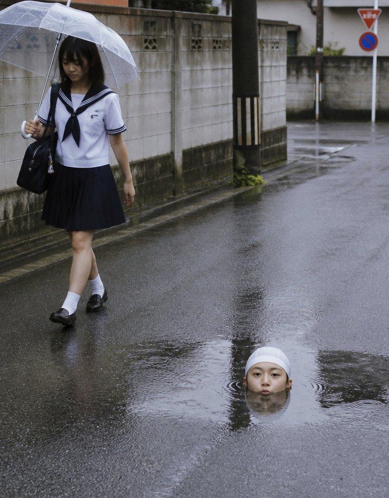 雨中日本街道超现实水坑场景
