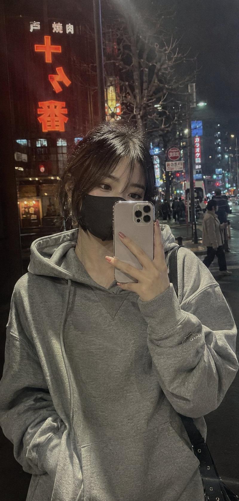 雨夜霓虹连帽衫自拍