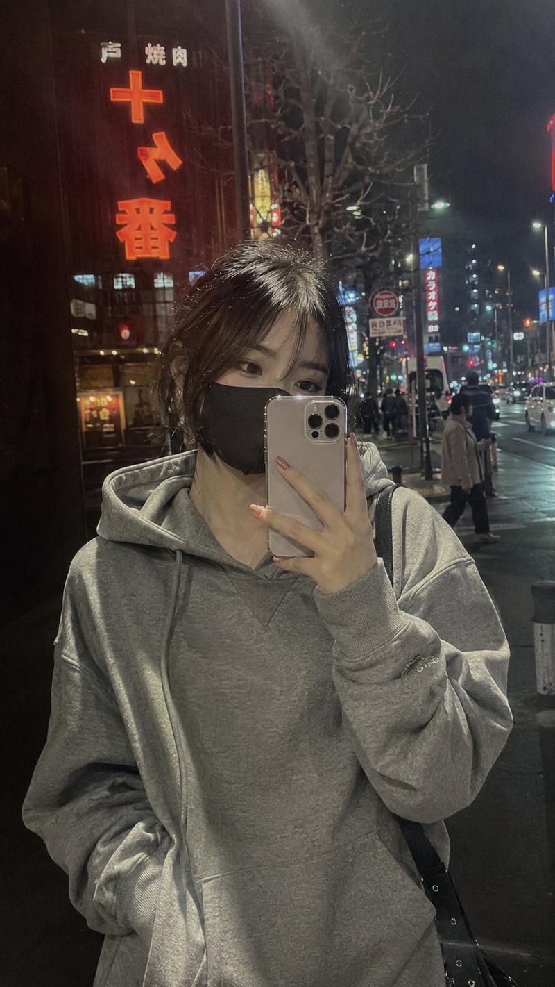 雨夜霓虹连帽衫自拍