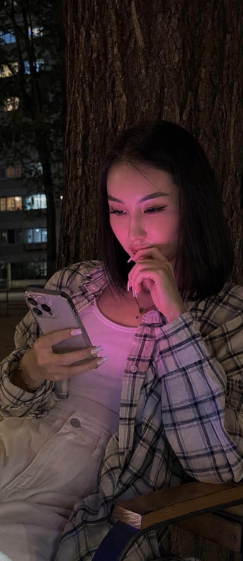 写实的 iPhone 夜间人像