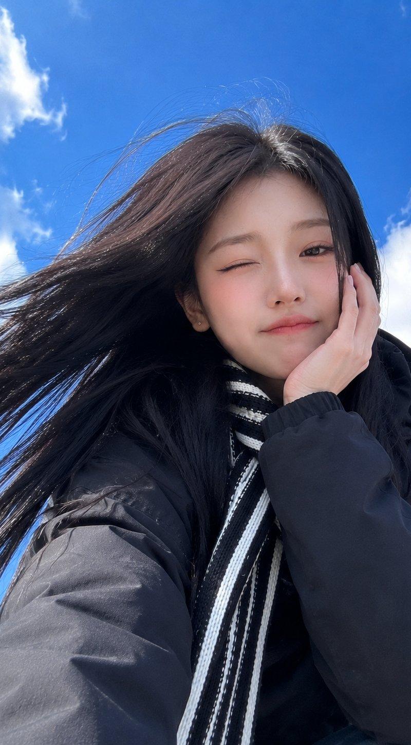 写实风格低角度智能手机自拍