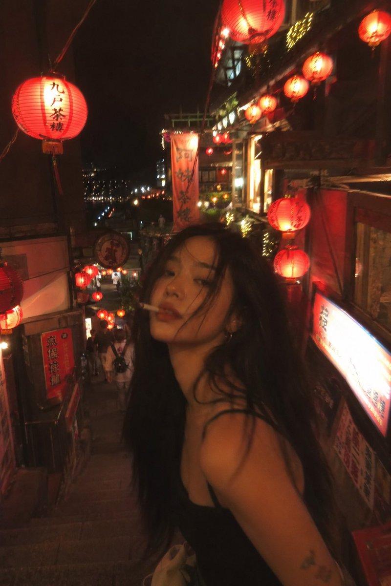 台北夜景中的亚洲时尚模特