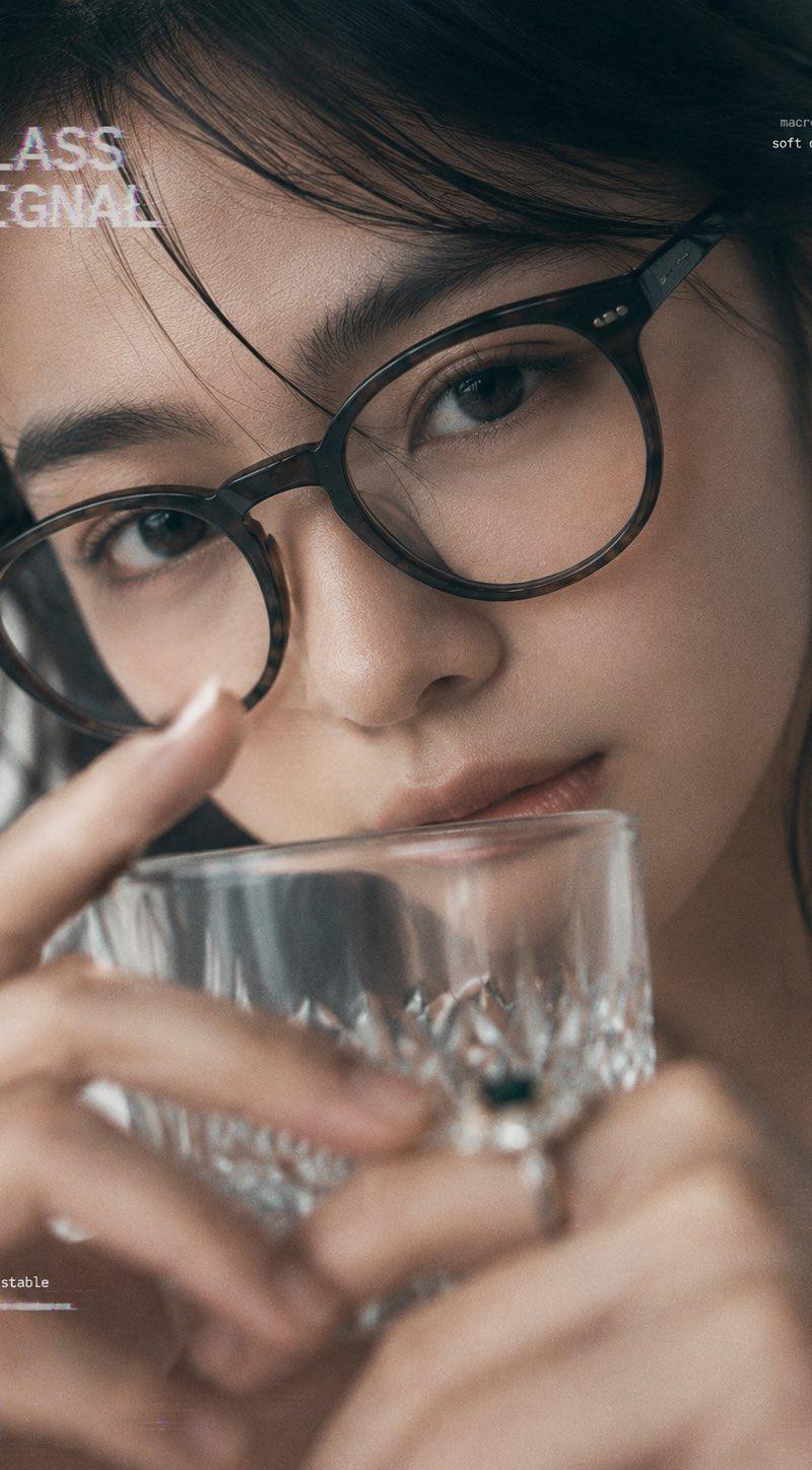 提示词： { "task": "portrait_replacement_editorial_