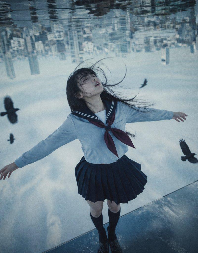 倒挂天空的女学生