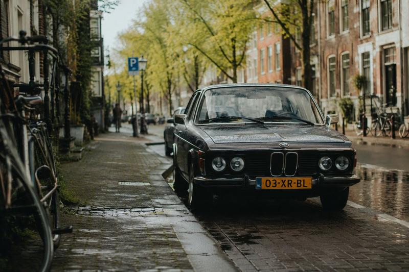 雨中荷兰街道与复古 BMW