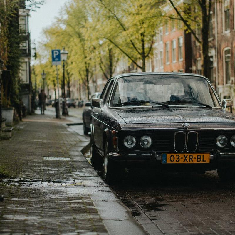 雨中荷兰街道与复古 BMW