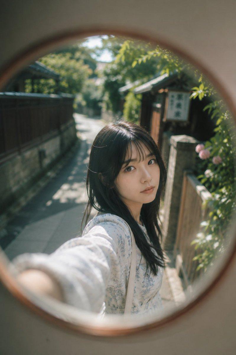 凸面镜中的女子倒影