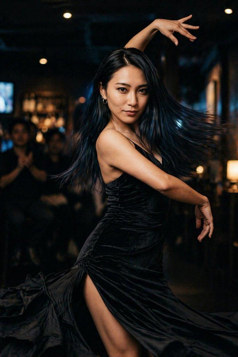 身着黑色礼服跳舞的女性