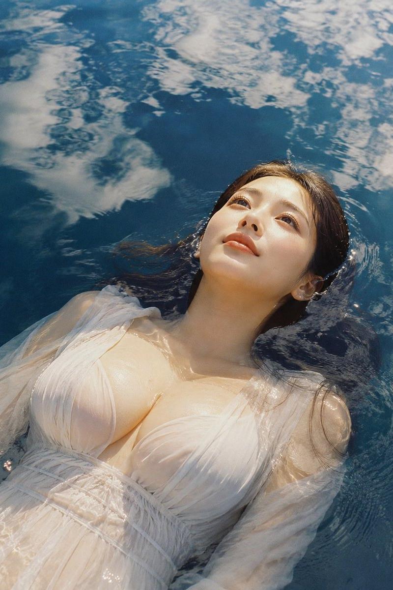 漂浮在反光水面上的女性