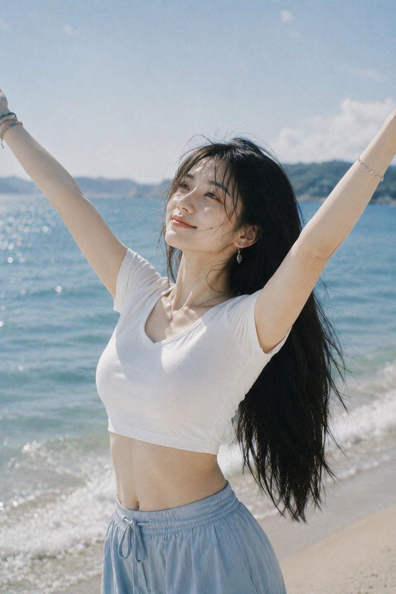 海滩上举起双臂的快乐女性